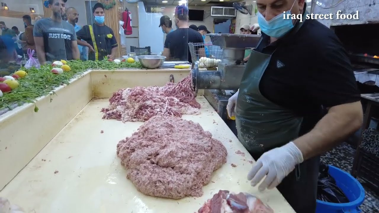 Иракская кухня готовит шашлыки из баранины на улицах И...