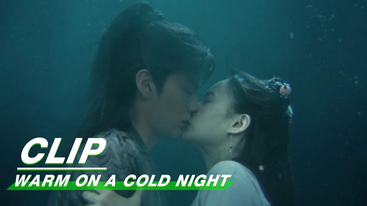 Jiu'er and Han Zheng Kiss Underwater | Warm on a Cold Night EP17 | 九霄寒夜暖 | iQIYI