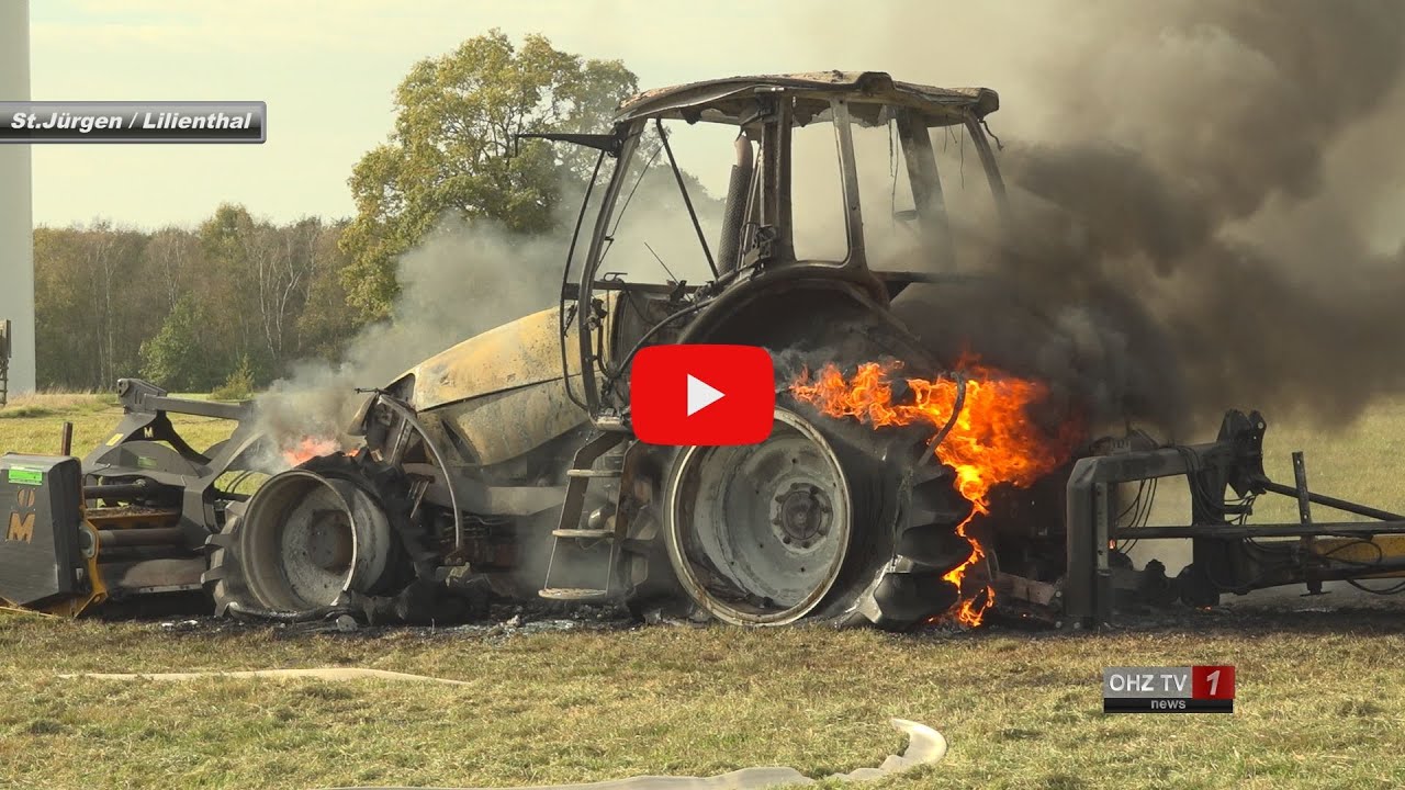Trecker gerät bei Feldarbeit in Brand