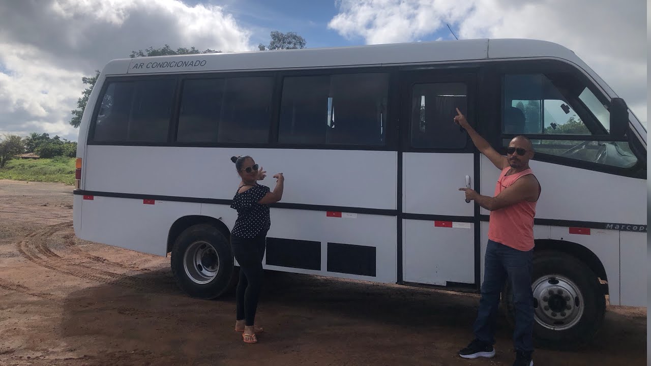 Esse casal deixou sua vida na roça para viver na estrada.