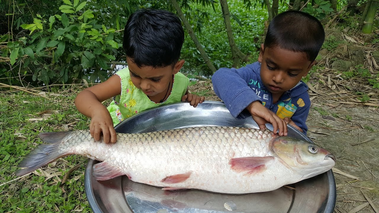 Funny Kids Picnic - Village Children Can Transform Simple Thing To Toys - Black Carp Fish Cooking
