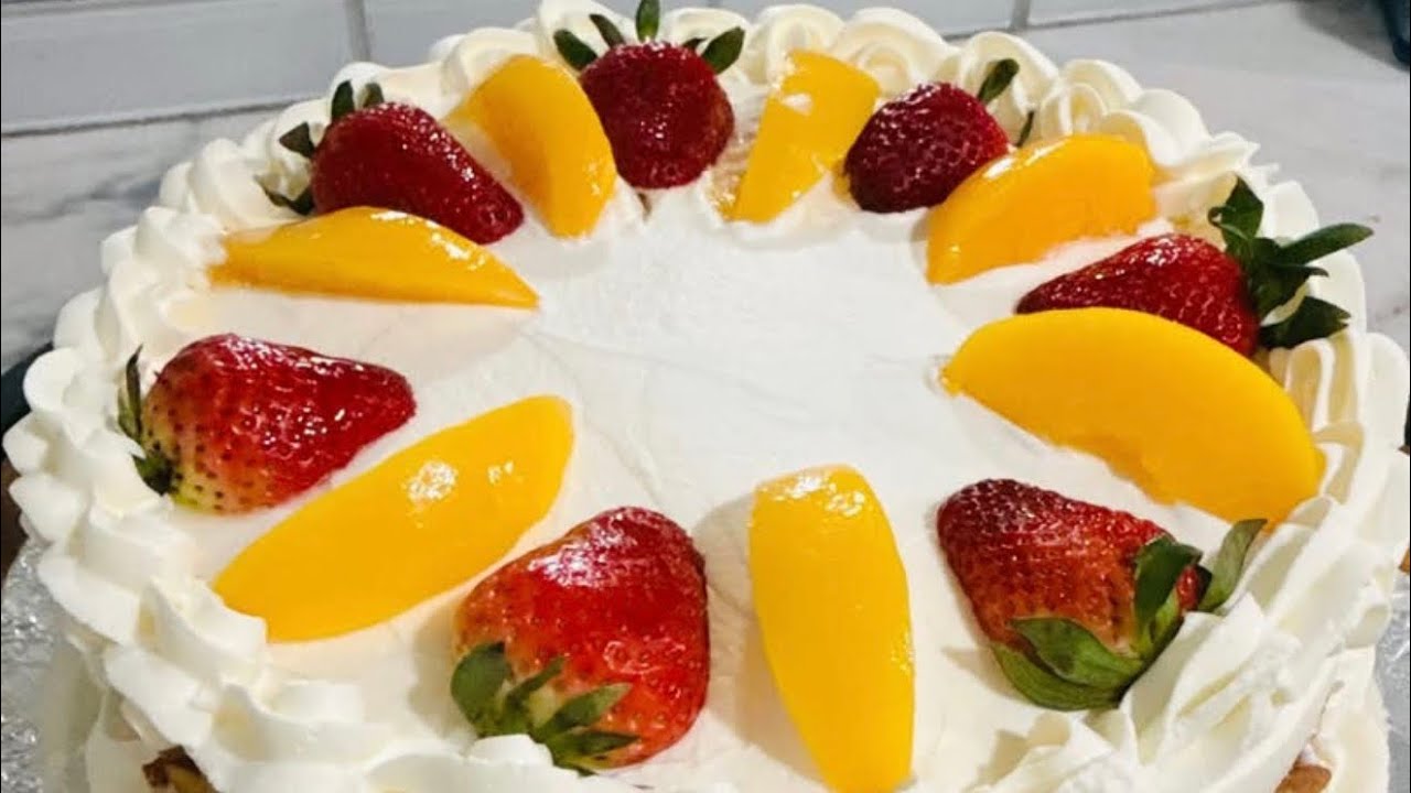 Pastel de tres leches relleno de fresa con crema 
