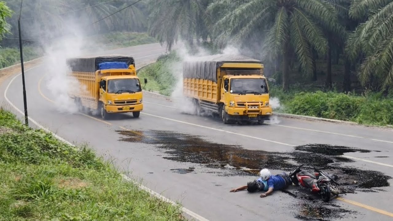 SANGAT MENCEKAM!!!Truk Nyaris Mundur Kencang Tumpahan Minyak Pemotor Terjatuh Di Bukit kodok 