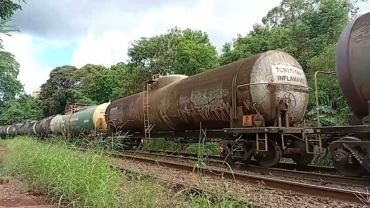 Tanqueiro carregado sentido ZRX com 3 locomotivas AC44I 1lider 1comandada 1locotrol 