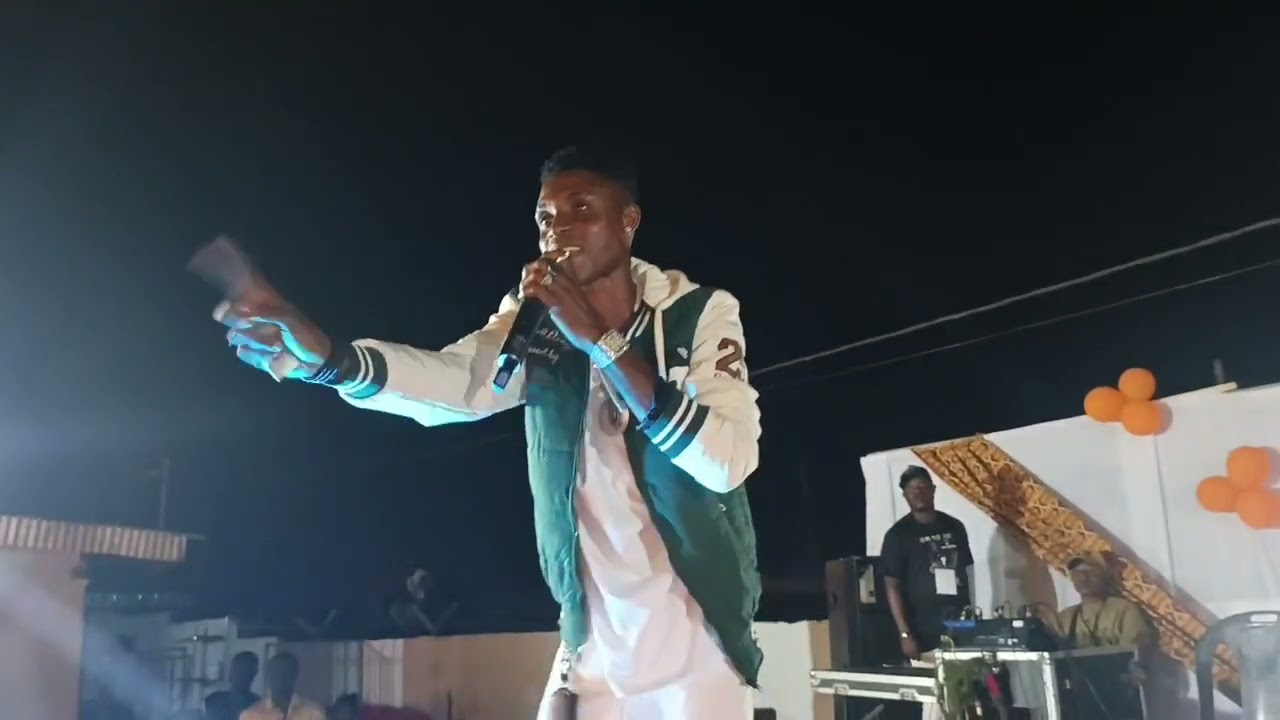 Concert de CYCLONE DJ - prestations de l'artiste arobase dj