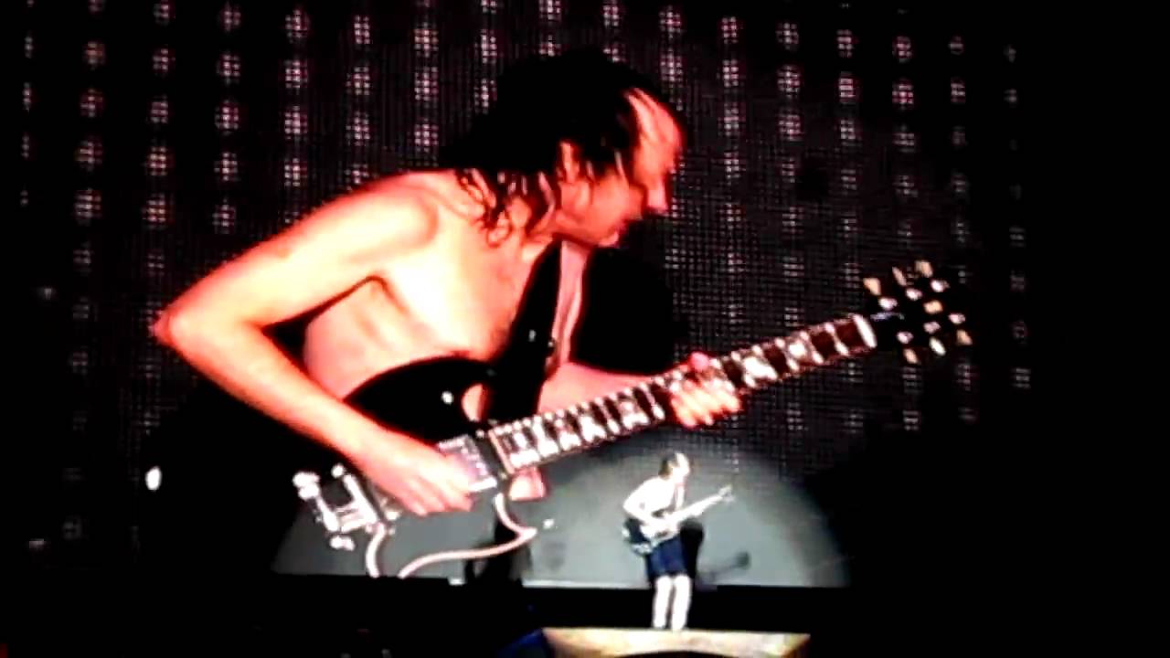 Angus Young Guitar Solo HIGH DEFINITION - Edmonton - AC DC- 08/26/09
