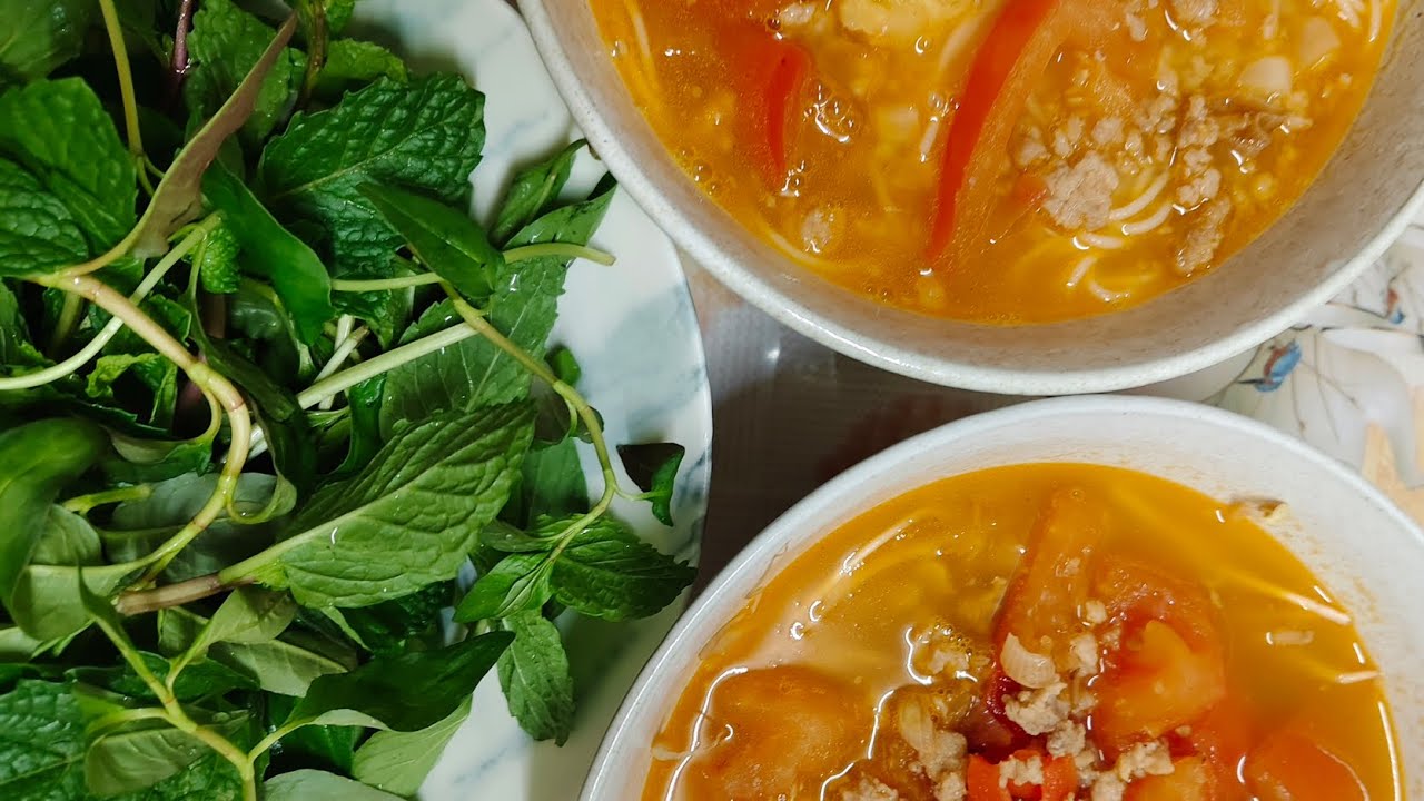 Hôm nay làm đơn giản thịt nấu với cà chua với dứa ăn với bún 