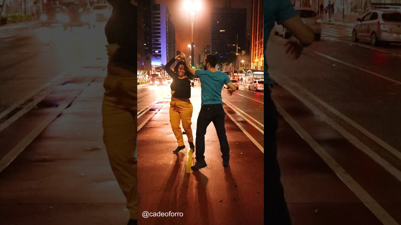 VERMELHAS DO PÉ DESCALÇO DANÇANDO FORRÓ NA AVENIDA PAULISTA