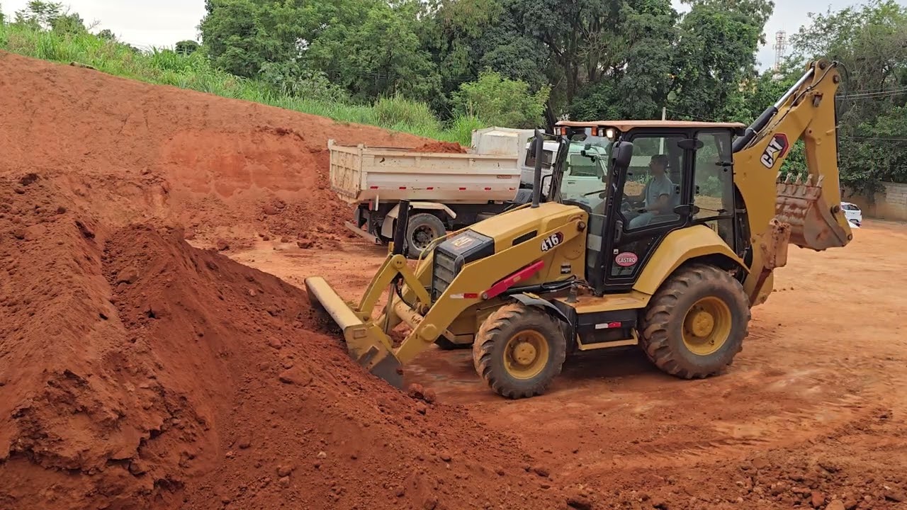 CARREGANDO CAMINHÃO COM RETROESCAVADEIRA CATERPILLAR  416