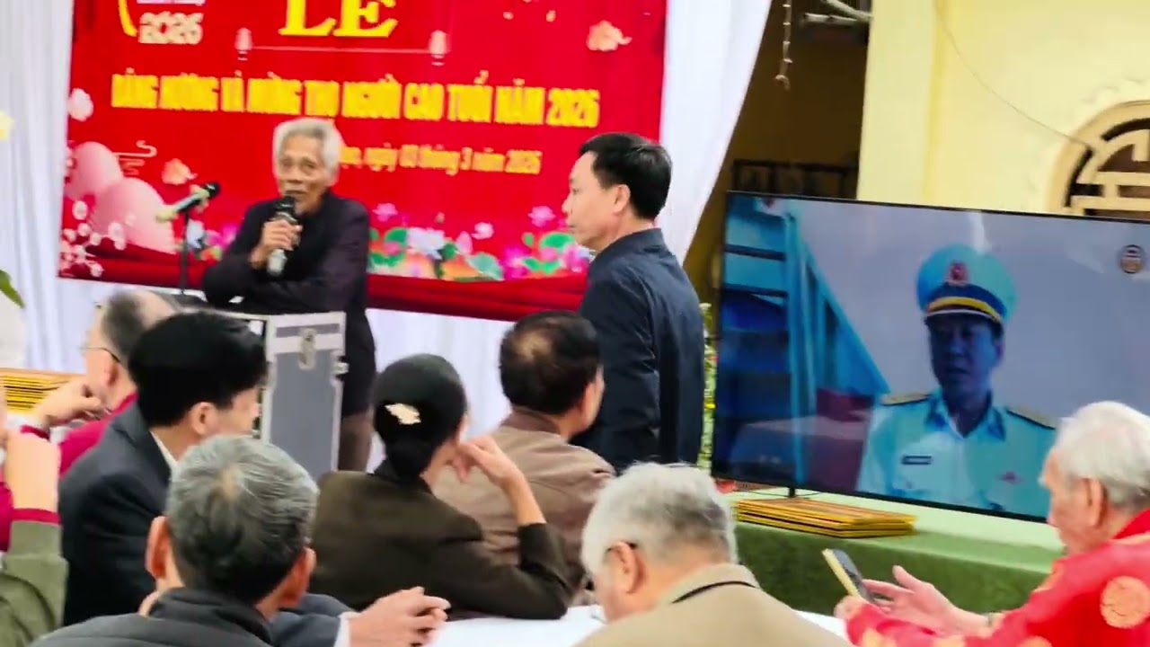 Tặng thơ và hát trầu văn cho bà con họ Dương tới dự hội nghị