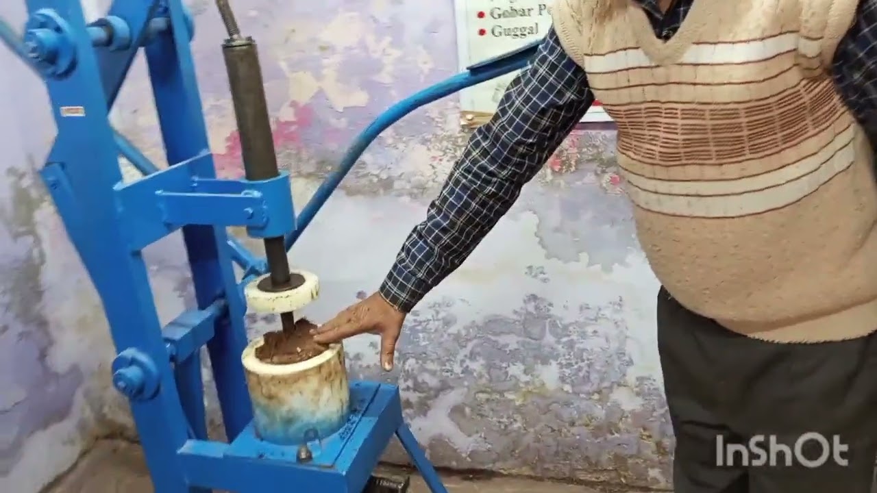 Cowdung lakdi making machine contact Monika 6397077925 #machine #selfemployment #youtubeshorts #eco 