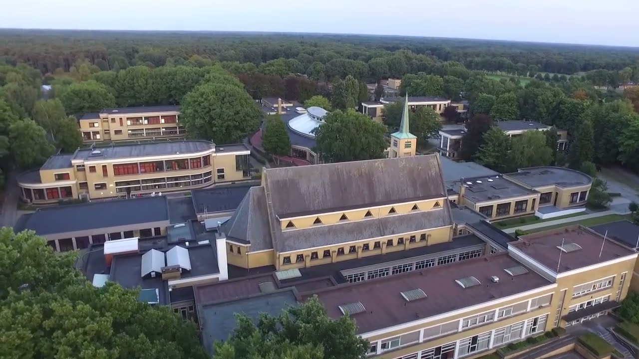 Vlucht rond Campus Kristus Koning