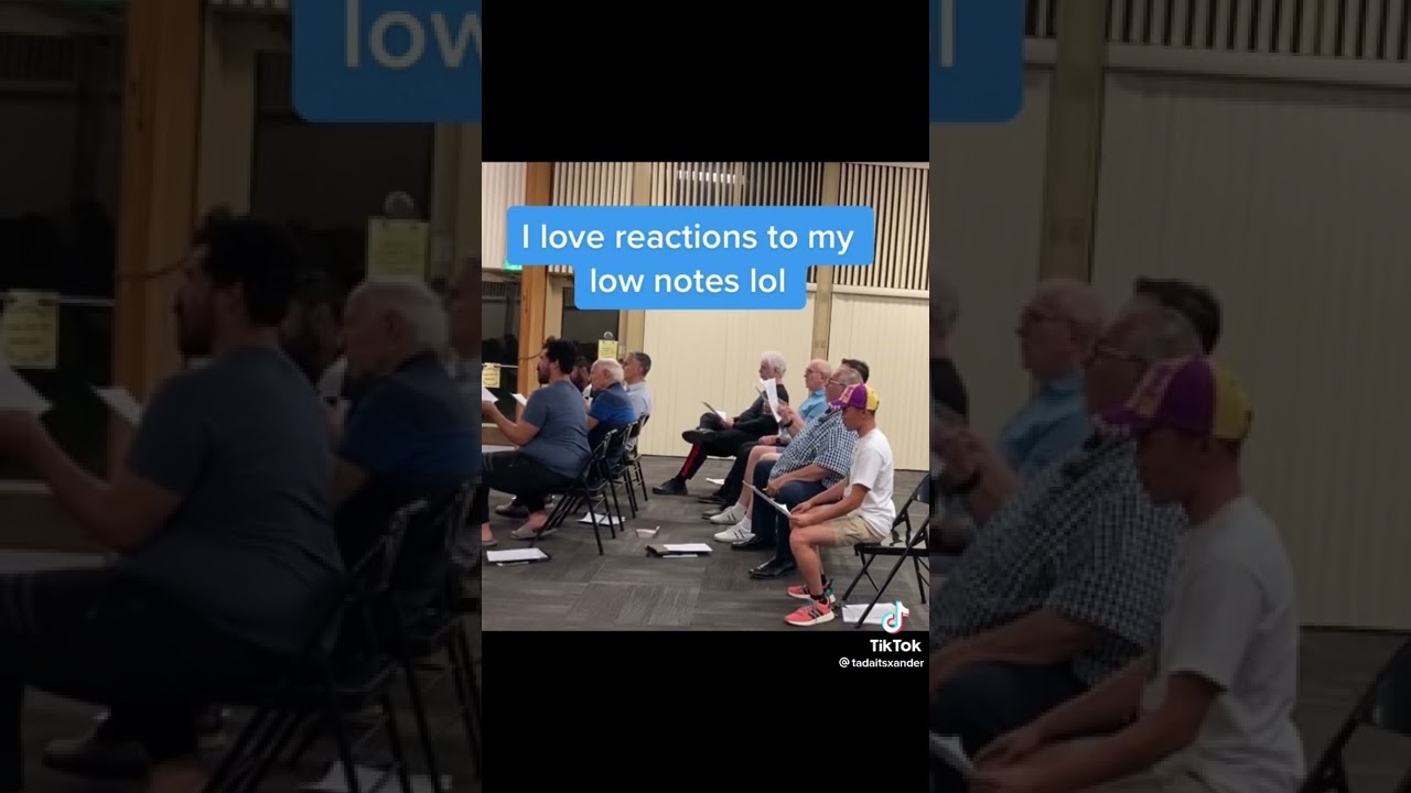 This man&rsquo;s reaction to his deep voice🤯