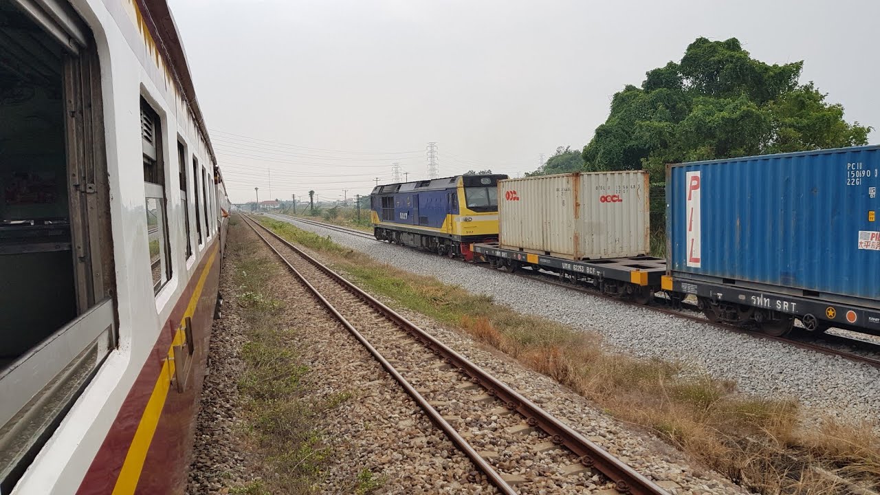 สนุกสุดมันส์ รถไฟสินค้าวิ่งแข่งกับรถโดยสาร ถ่ายเริ่มต้นจากจุดเกิดเหตุรถไฟชนรถบัส 19 ศพ คลองแขวงกลั่น
