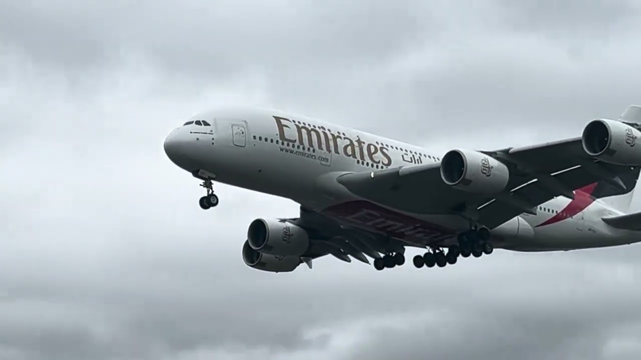 10 Minutes of crosswind landings at London Heathrow Airport