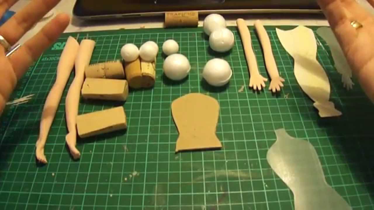 CUERPO DE FOFUCHAS CON MATERIALES RECICLABLES