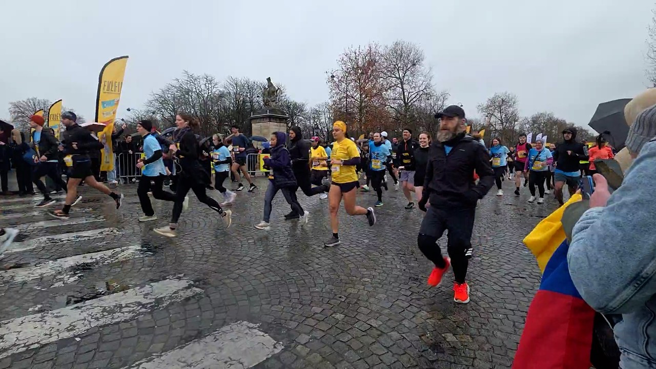 10 Km des Champs-Elysées puis parade du Nouvel An Lunaire avec robot G1 de INNOV8 (interview)