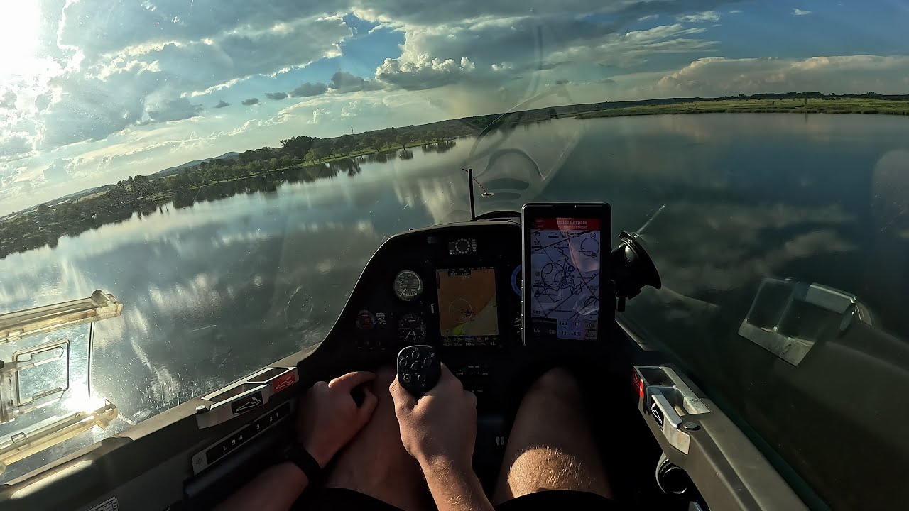 Low-level flying over a lake in a glider – JS1 Low Pass