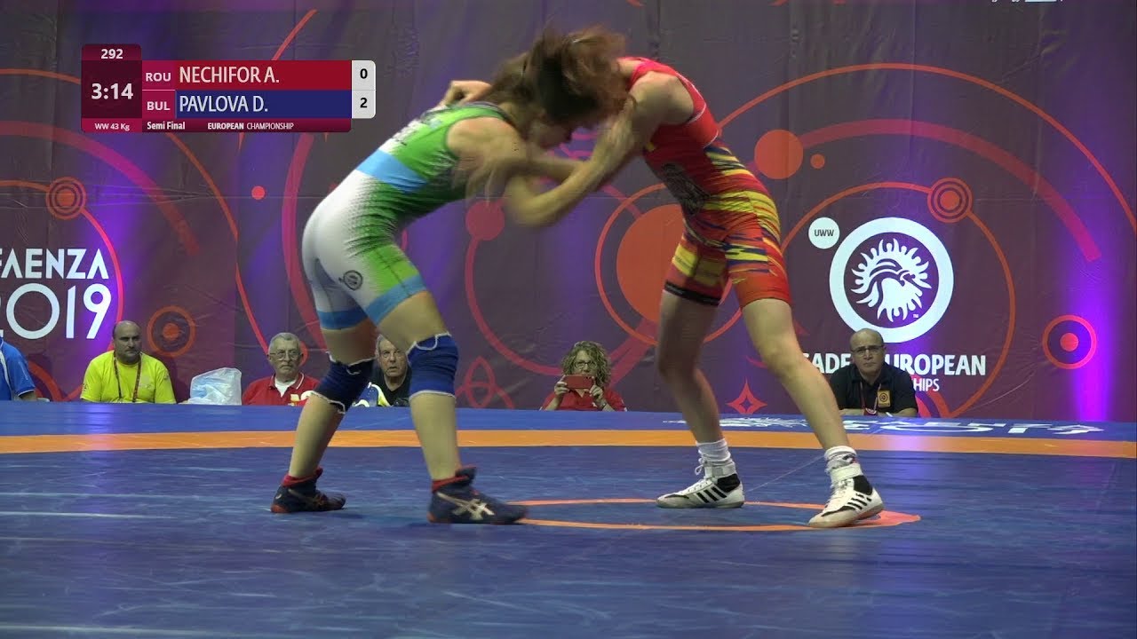 1/2 WW - 43 kg: A. NECHIFOR (ROU) v. D. PAVLOVA (BUL)