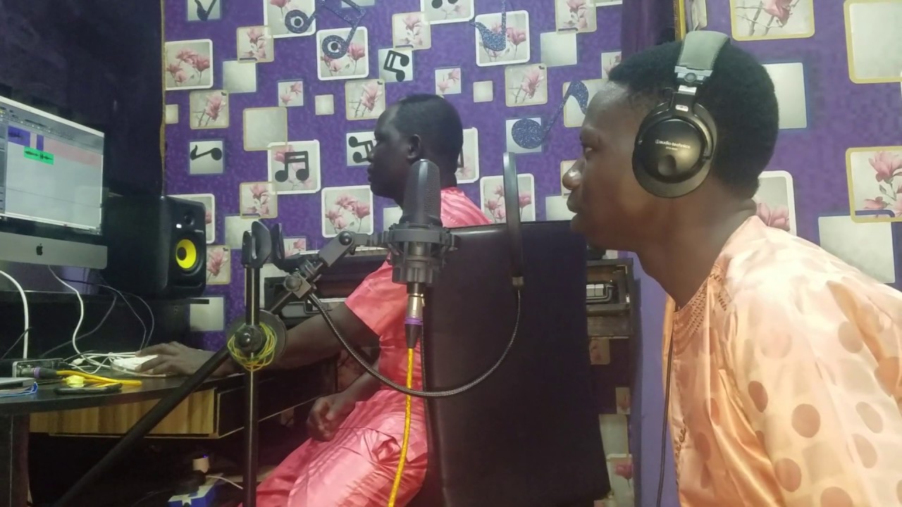 Ado Gwanja yana waka a Studio
