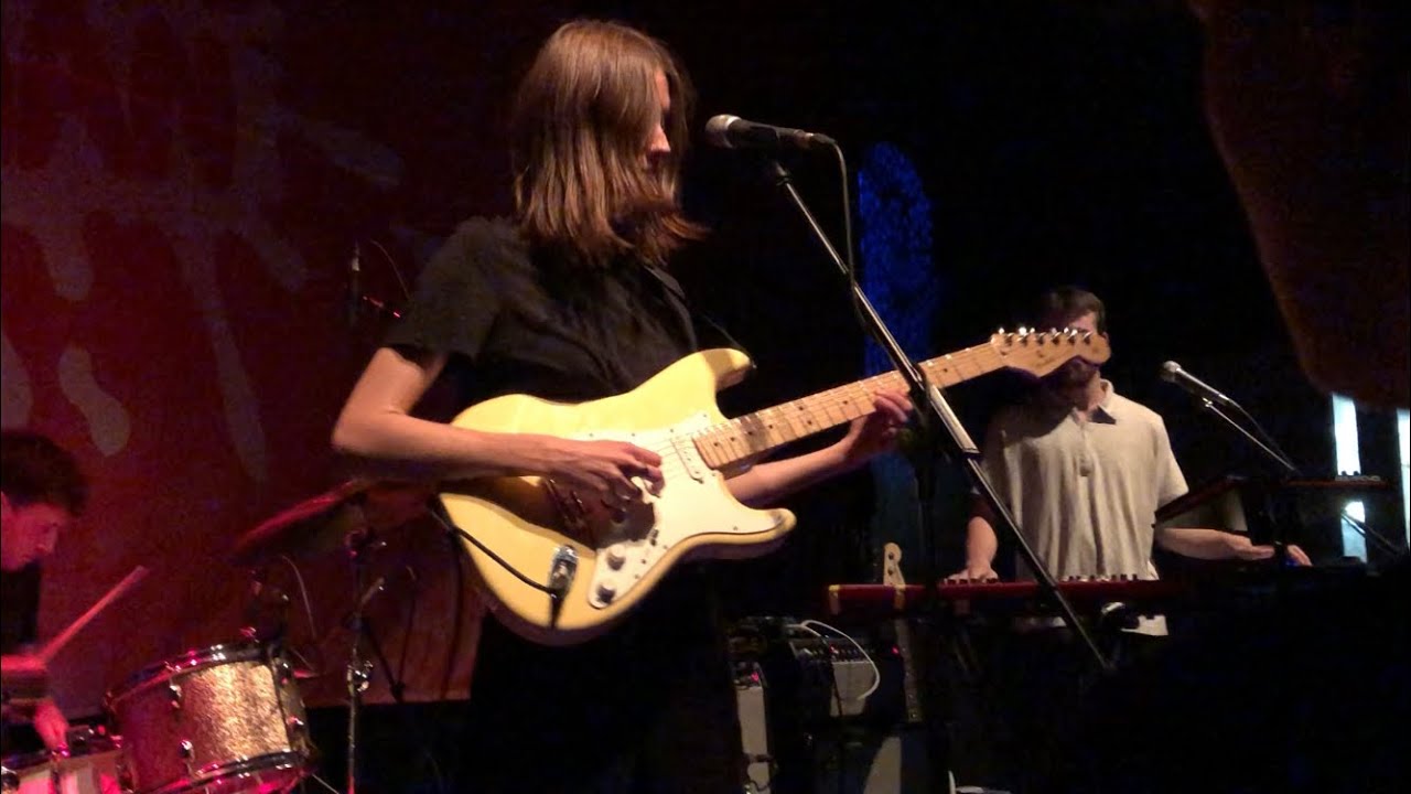 Art School Girlfriend - Bending Back (Live @ Band on the Wall, Manchester)