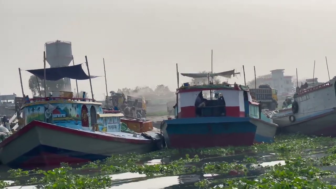 কতো কষ্ট করে নদী পার হতে হয়। 