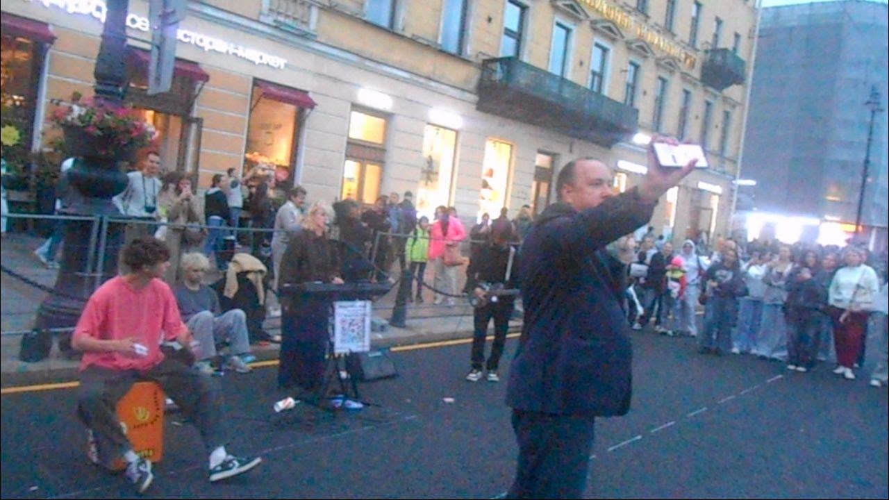 Уличные музыканты Питер гр. StopTime на Невском 19 августа ч3 - Владивосток за 2000 р мужик дал жару