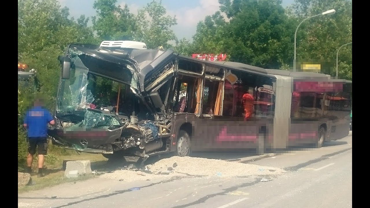 Schwerer Schulbusunfall mit dutzenden Verletzten in Neuötting