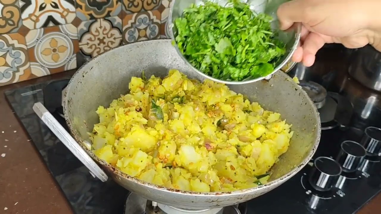 ಆಲೂಗಡ್ಡೆ ಈರುಳ್ಳಿ ಪಲ್ಯ ಮತ್ತು ಕೆಂಪು ಚಟ್ನಿ/Masala dosa stuffing and chutney@samhithasaviruchi #samhitha