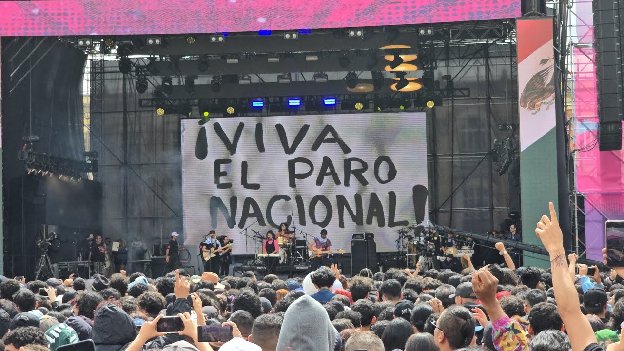 En vivó VELANDIA Y LA TIGRA en el #ConciertoDeLaEsperanza 50mil almas en la Plaza de Bolivar Bogotá