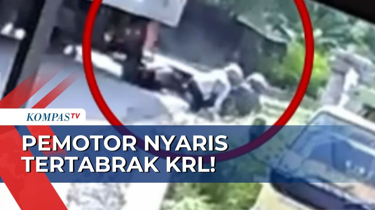 Detik-Detik Pemotor Nyaris Tertabrak KRL Commuter Line di Perlintasan Kereta Kalideres!