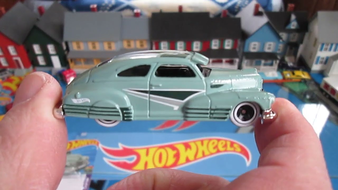 Обзор распаковки и сборки игрушечной машинки Hot Wheels 