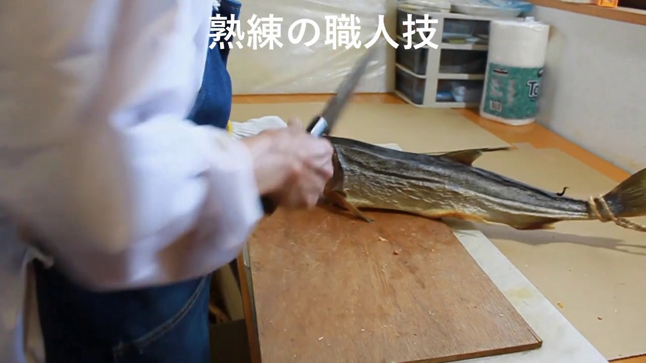 【鮭の酒びたし】塩引き鮭を半年間干すことで鮭の旨味を凝縮