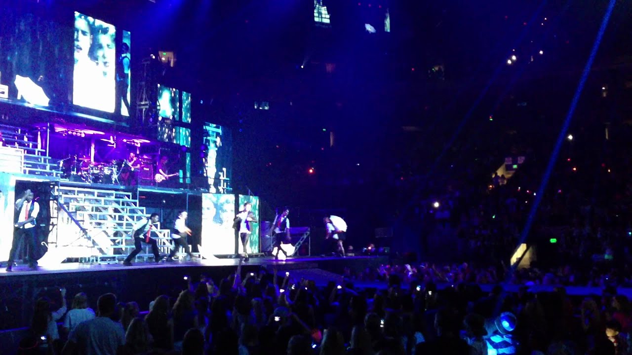 Justin Bieber - Love Me Like You Do (LIVE)