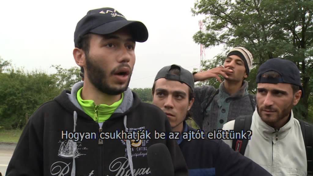 Özönlenek a migránsok a Horgos és Röszke közötti sínpárhoz