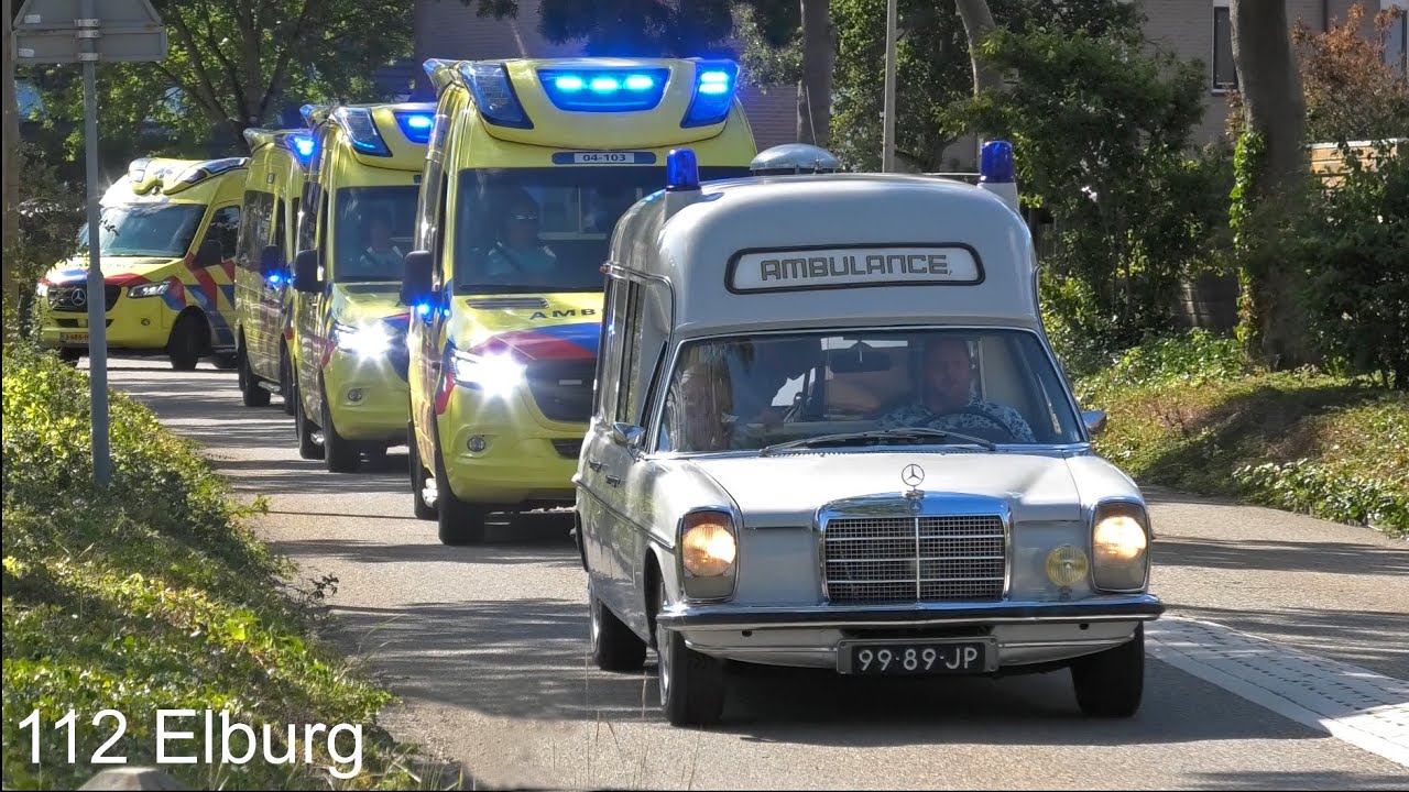 [3 Toon] Vele ambulances met spoed voor een afscheid van een ambulance verpleegkundige in Zwolle