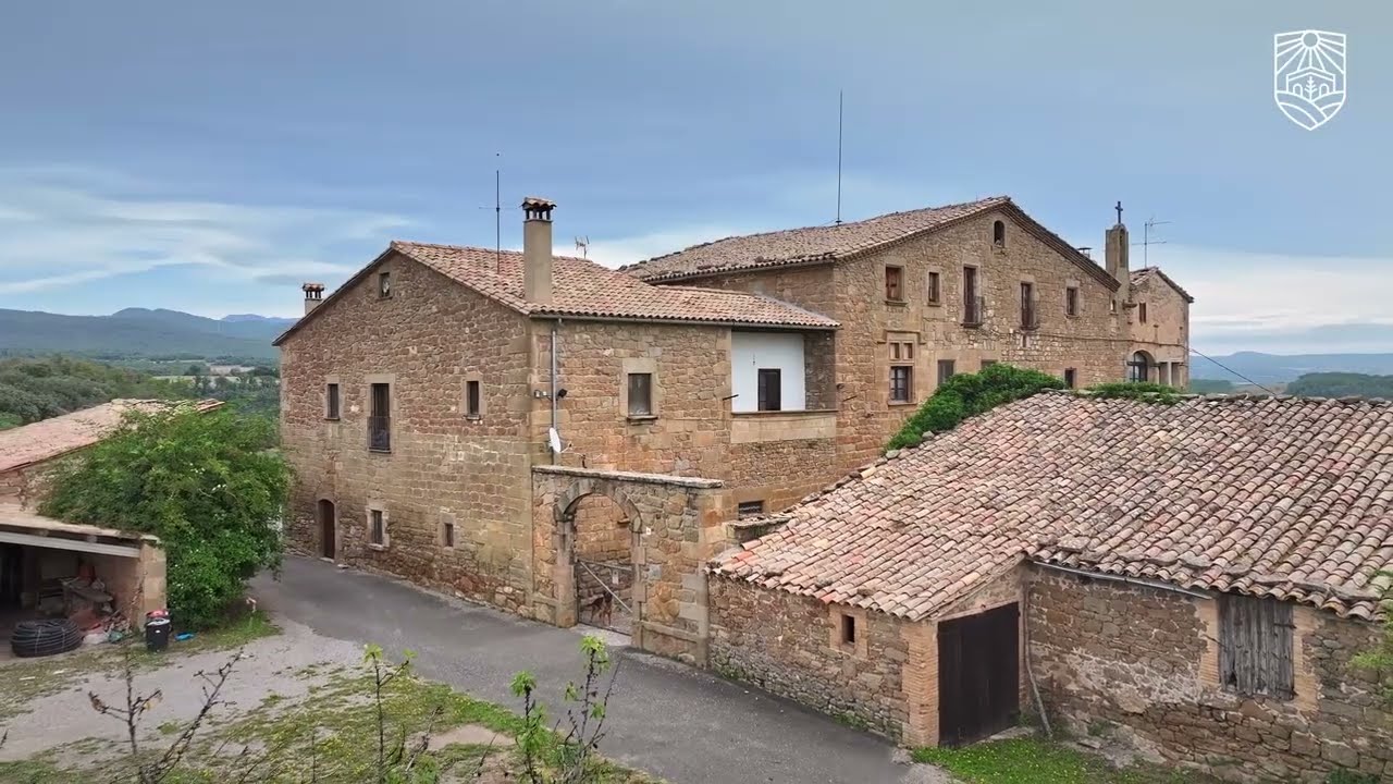 Masía histórica con 25 ha, ermita y vistas infinitas en Solsonès | Terreno + inversor