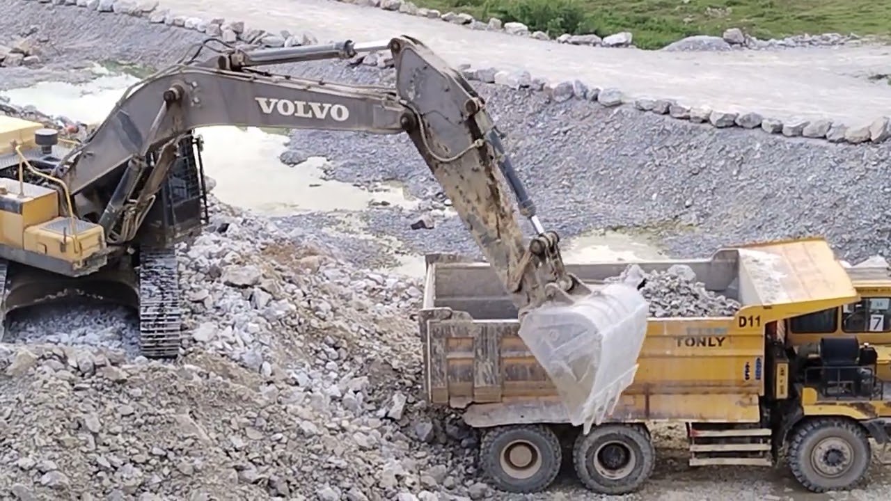 Volvo Ec480Dl Vs Tonly Tl855B. Loading limestone. 
