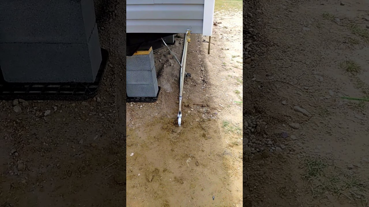 Trabajo de instalación del drenaje y línea de agua terminado