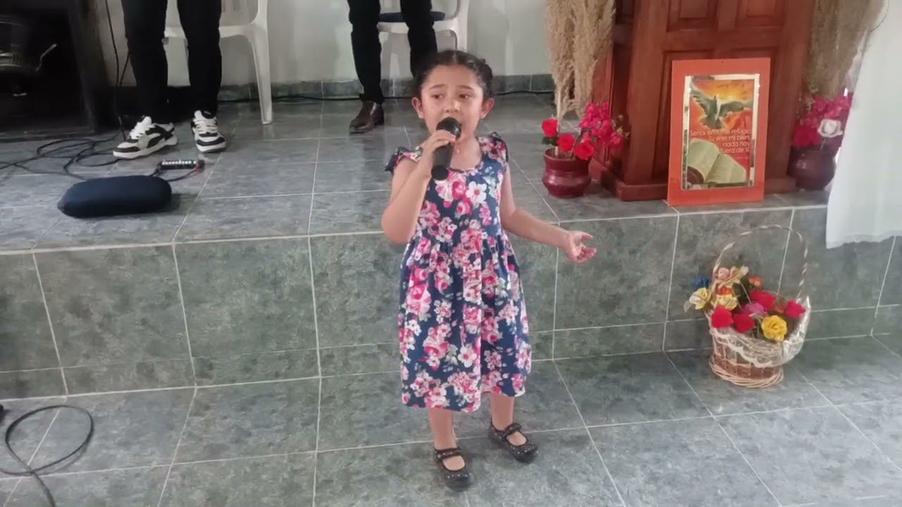 EUNICE entonando CRISTO ES LA PEÑA DE HOREB 