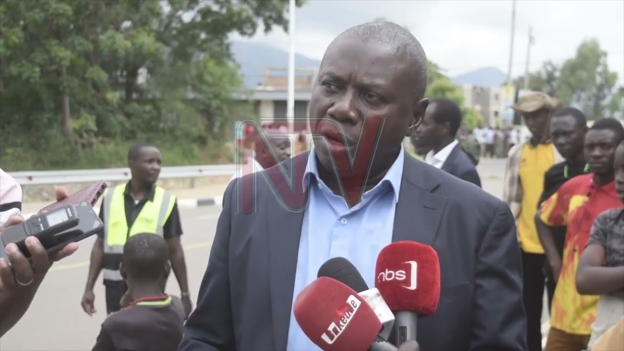 Waliwo abalumbye barakisi za poliisi e Kasese, balumizza abasirikale
