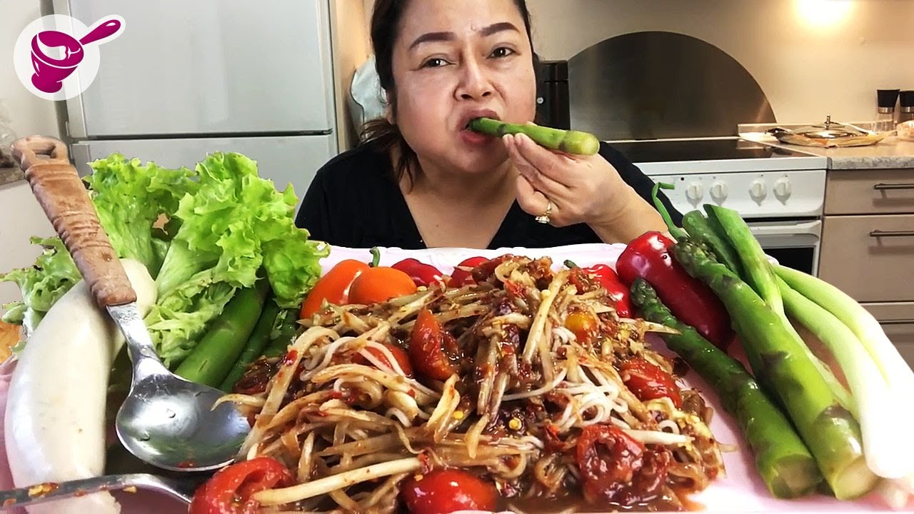 Yainang ест салат из папайи с рисовой вермишелью