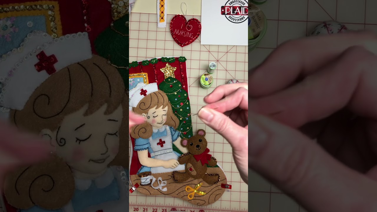 ᗷᑌᑕIᒪᒪᗩ Stocking Tutorial ~ Stitching the Back And Front Together.