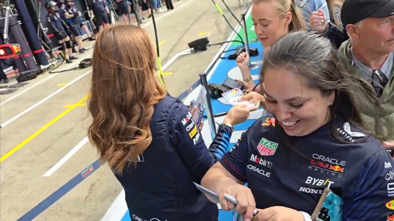 la comunicologa de Checo Perez Alice nos da su autografo  en el pitwalk de Red Bull de Silverstone