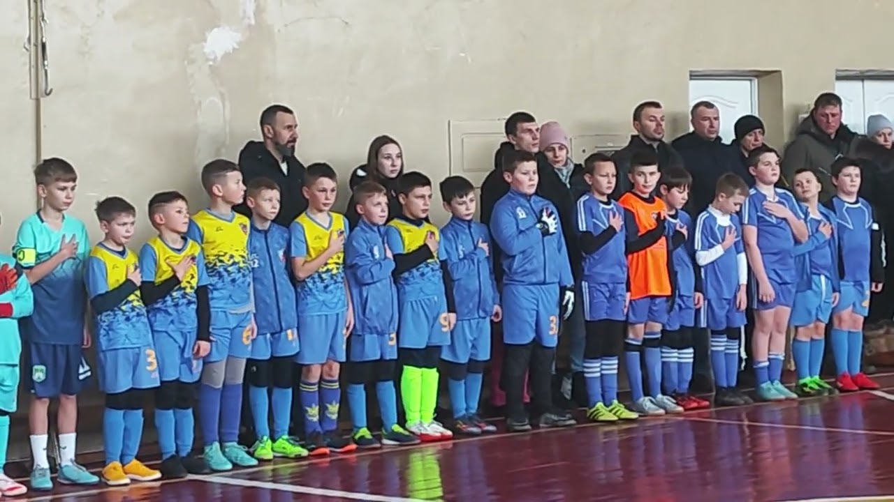 Початок гри завжди починається гімном України.Бажаємо вдалої гри.Бобровиця 1 - Остер 2015 рік 