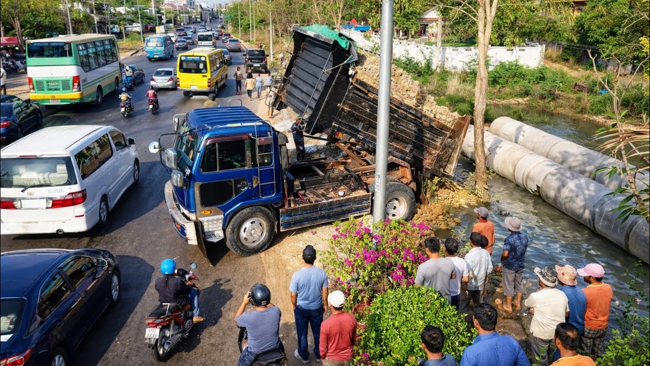 First Start Delete Drainage PROJECT!! 5-T Dump Truck Unloading Soil& Bulldozer D20P Pushing Soil