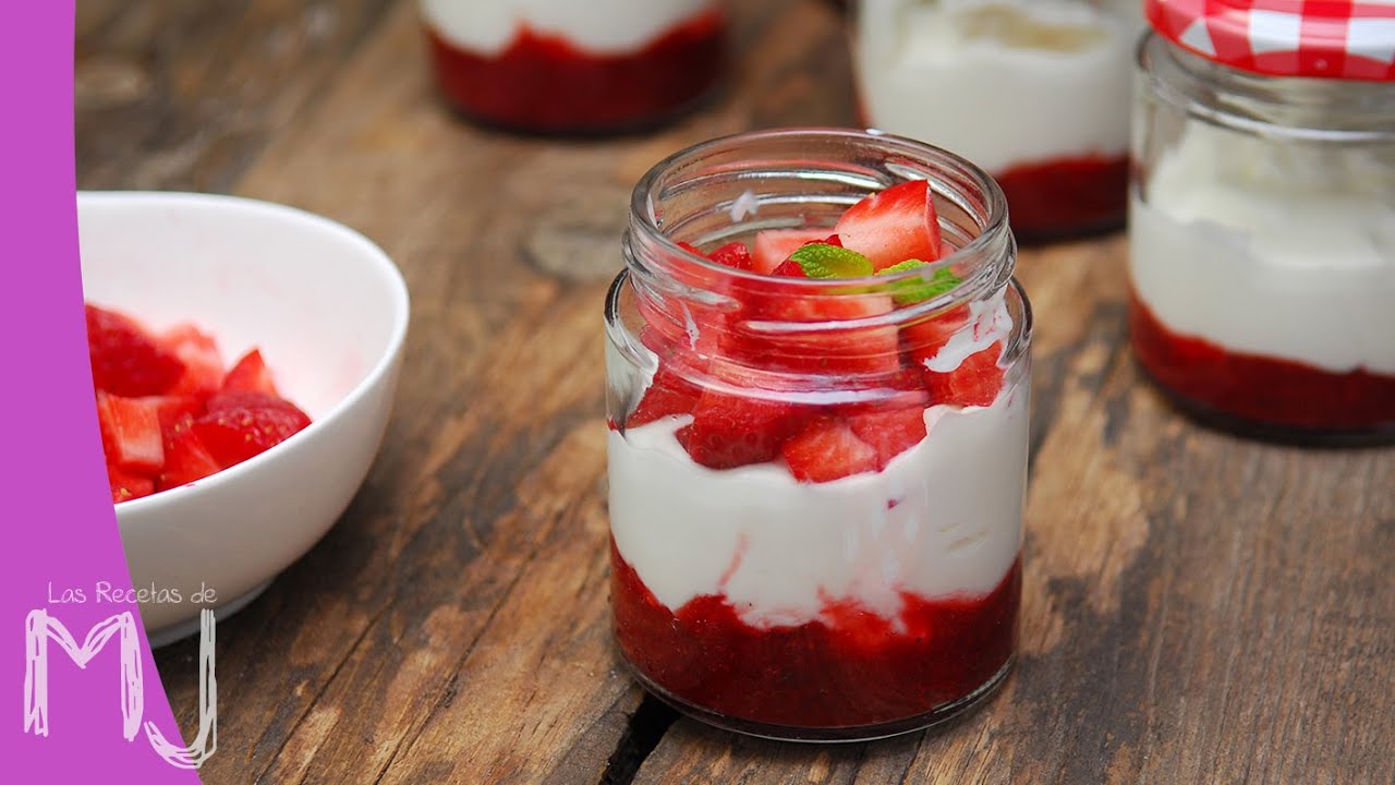 Yogur griego casero con mermelada de fresa
