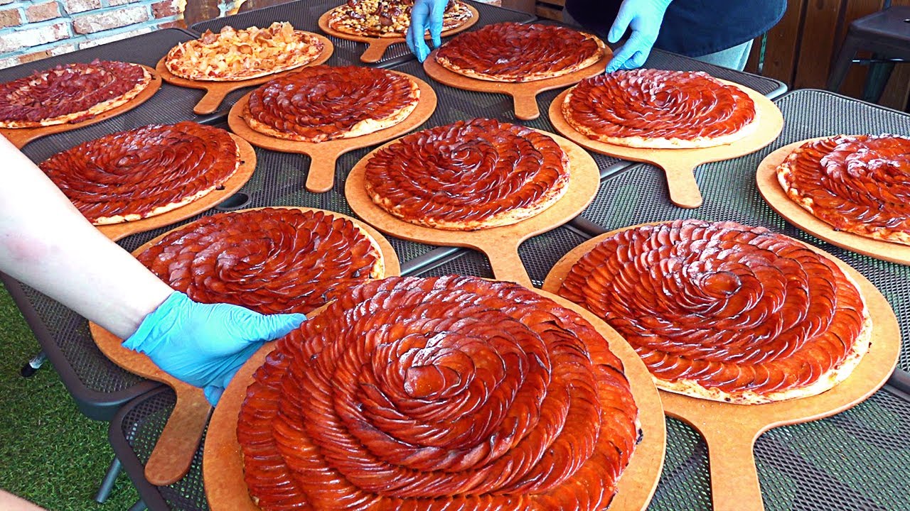 맥주집에서 월 2000판 팔리는 역대급 페퍼로니 폭탄 피자! Making Pepperoni Flower Pizza - Korean street food
