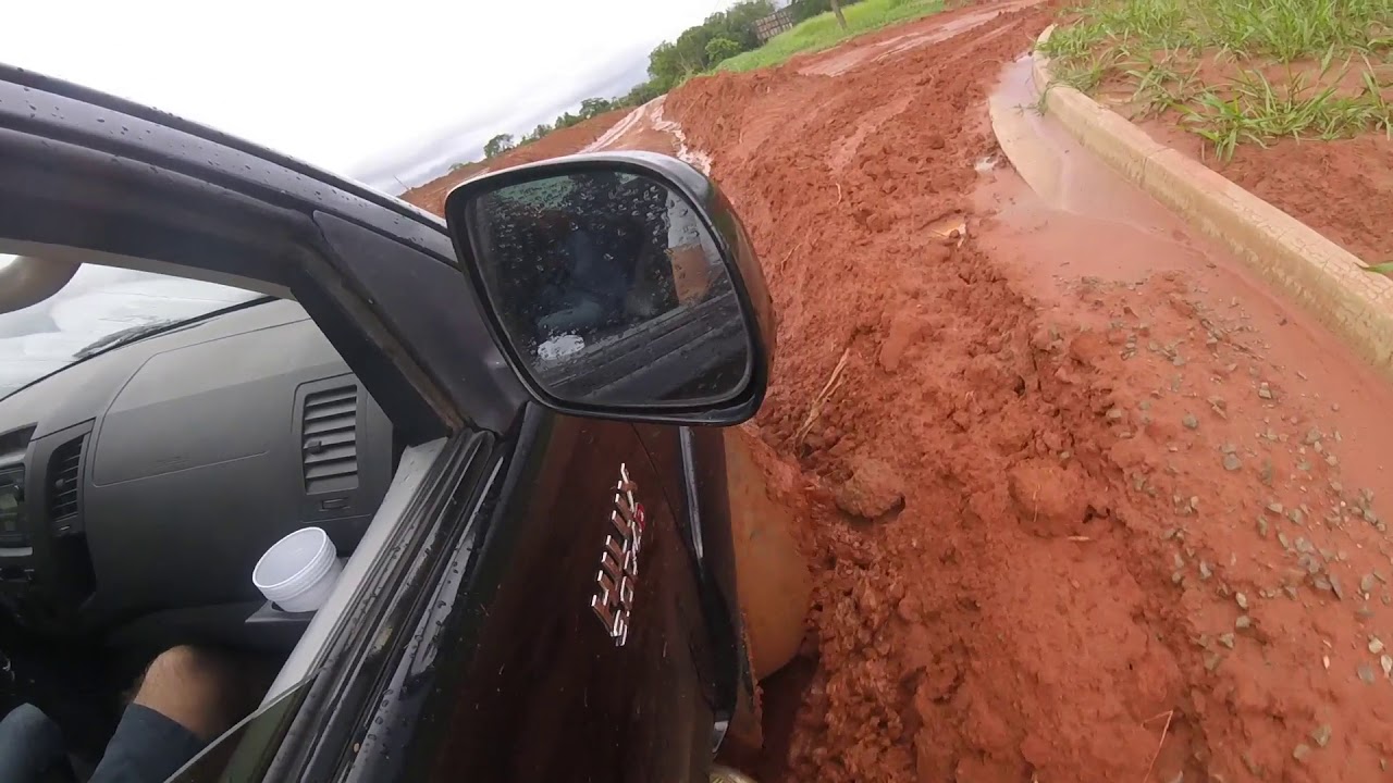 Atolando a Hilux em Adamantina ( e salvando o tiozinho de D20)