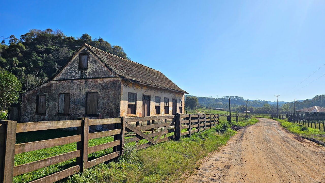 CAMINHO NO INTERIOR COM COM CASAS ABANDONADAS E LUGARES INCRÍVEIS 